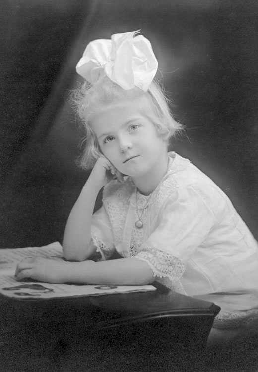 Tannis Marjorie VanDervoort (Walker), age 8. Probably at Linden, New Jersey 1914.
