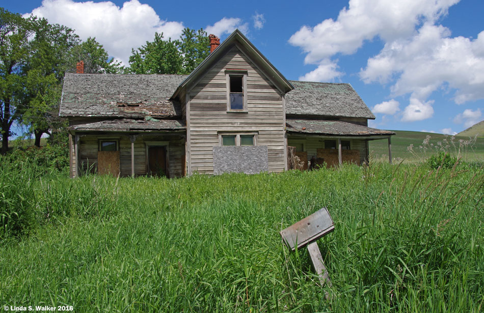 Abandoned farmhouse near Steptoe, Washington