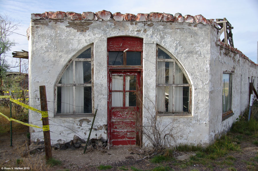 Abandoned cafe at Brothers, Oregon