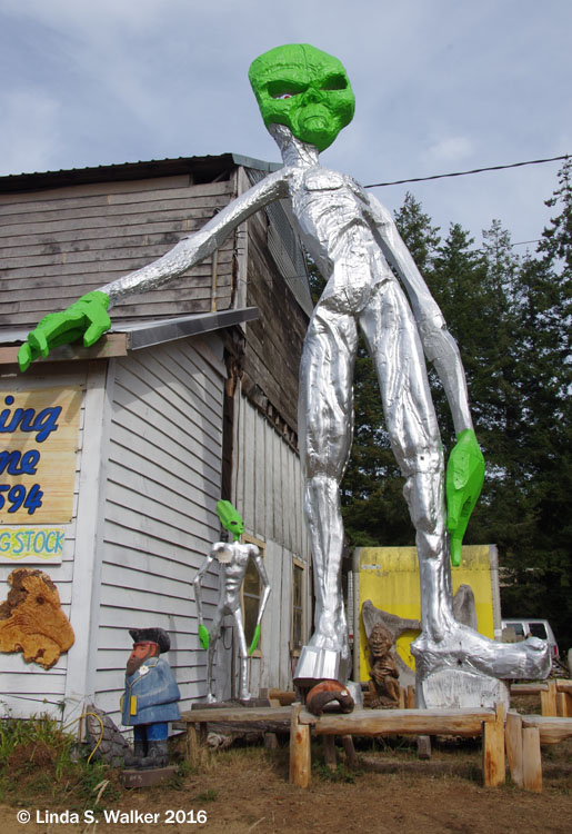 A giant extraterrestrial at "Something Awesome" in Bandon, Oregon