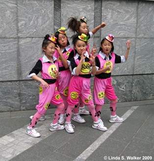 Japan, kids dancing