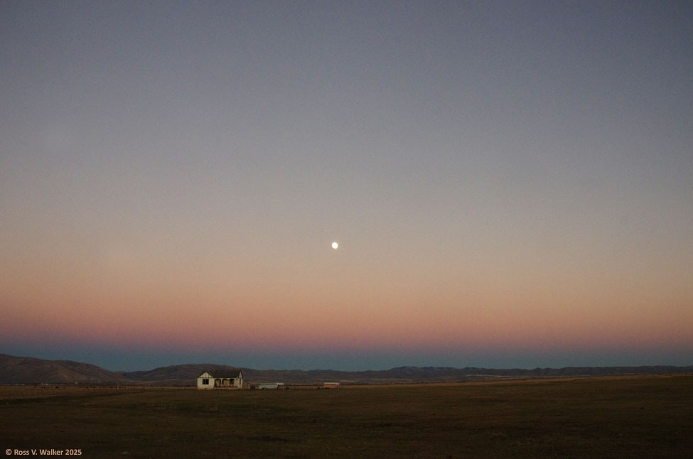 The Belt of Venus and blue earth's shadow