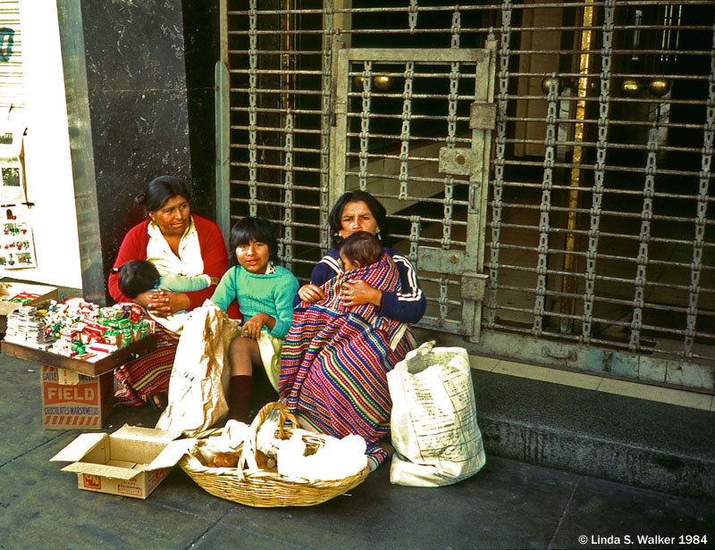 Vendor Family, Lima, Peru