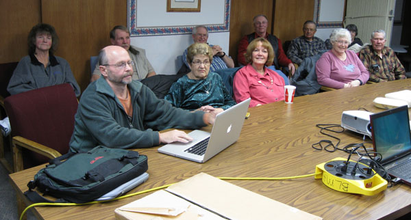 Dave Olsen, from Star Valley, Wyoming, shows his photos to club members. 