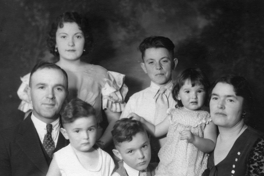 Conover and Lenore Wright family, Geneva, Rich, Nona, David and Warren in 1932.