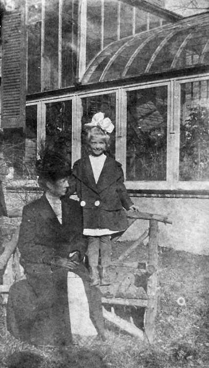 Ruth Anna Dailey Johnson with her granddaughter Tannis Marjorie VanDervoort