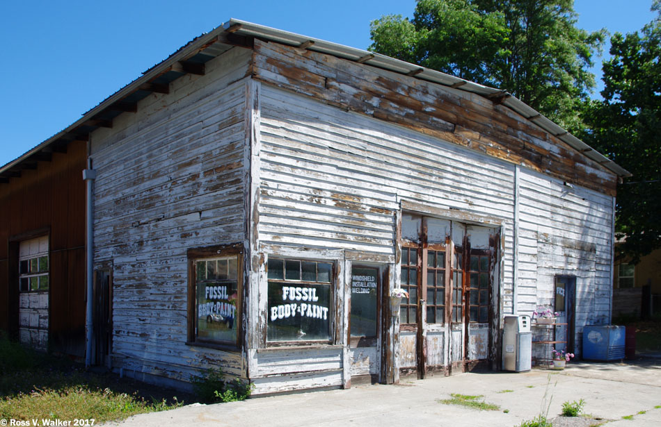 Abandoned Fossil Body & Paint shop, Fossil, Oregon