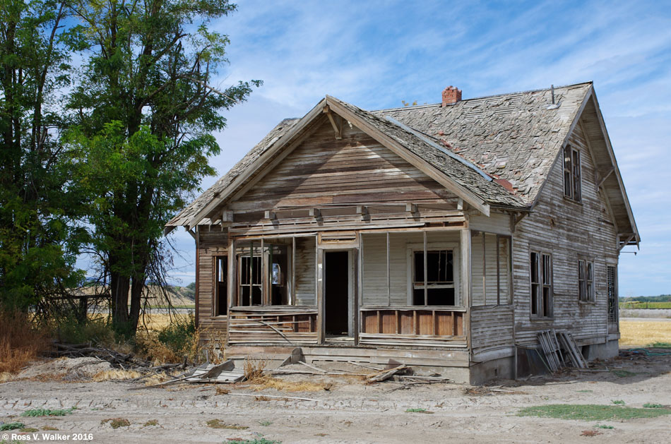 Classic abandoned farmhouse, Vale, Oregon